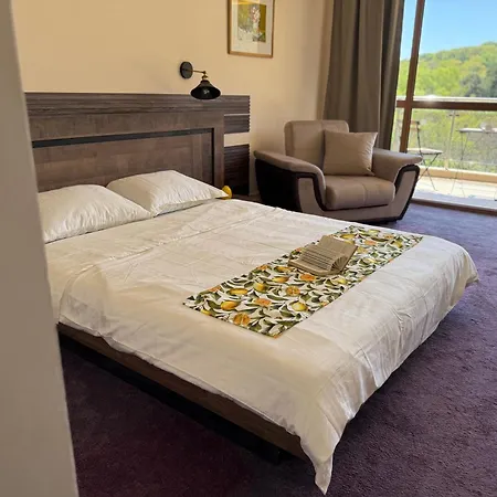 Golden Lemon Apartment Warna