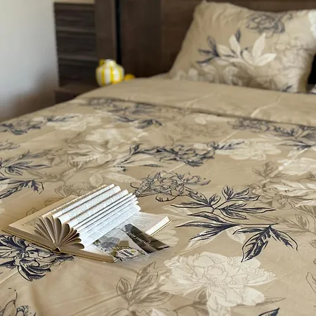 Apartment Golden Lemon Warna